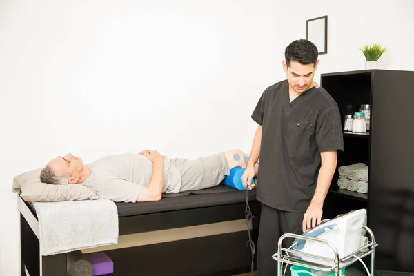 Fisioterapeuta Masculino Usando Dispositivo Eletrodo Durante Tratamento Paciente Hospital — Fotografia de Stock