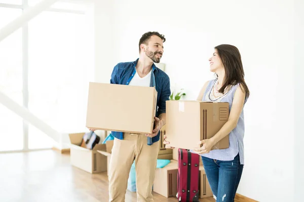 Hombre Mujer Sonriendo Mientras Llevan Cajas Casa Nueva —  Fotos de Stock