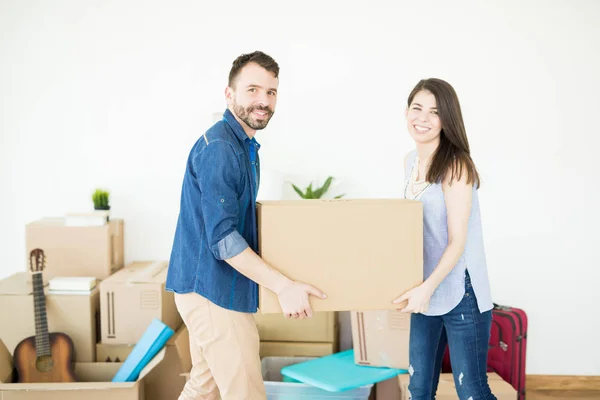 Portrait Couple Smiling While Carrying Box Together New Home — Stock Photo, Image