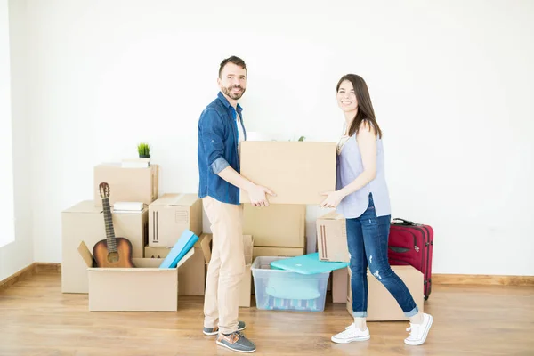 Full Length Smiling Householders Carrying Cardboard Box New Home — Stock Photo, Image