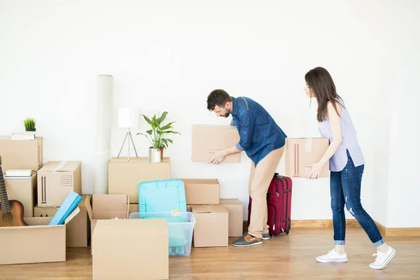 Vista Lateral Pareja Apilando Cajas Cartón Piso Madera Casa Nueva —  Fotos de Stock