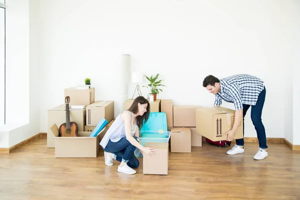Man Woman Placing Cardboard Boxes Hardwood Floor New Home — Stock Photo, Image