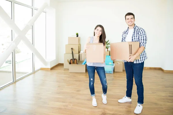 Portret Van Gelukkig Man Vrouw Met Kartonnen Verhuisdozen Nieuwe Luxe — Stockfoto