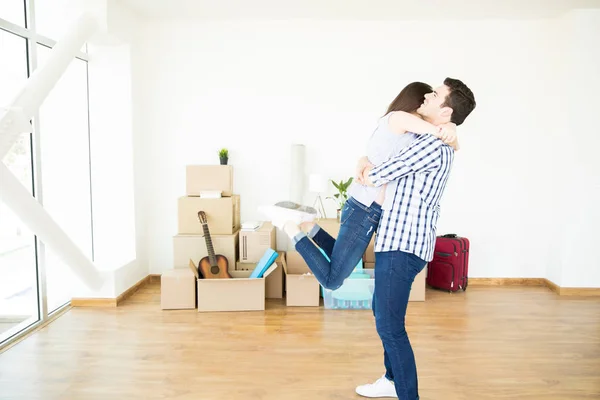 Overjoyed Feminino Abraçando Homem Enquanto Sente Animado Sobre Mudança Para — Fotografia de Stock