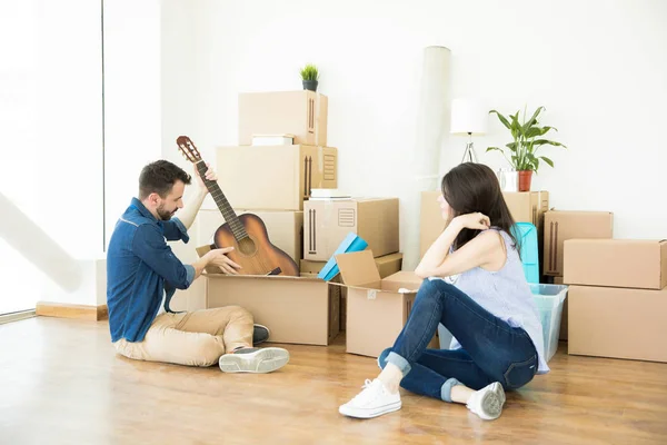 Man Removing Guitar Moving Box While Sitting Hardwood Floor Woman — Stock Photo, Image