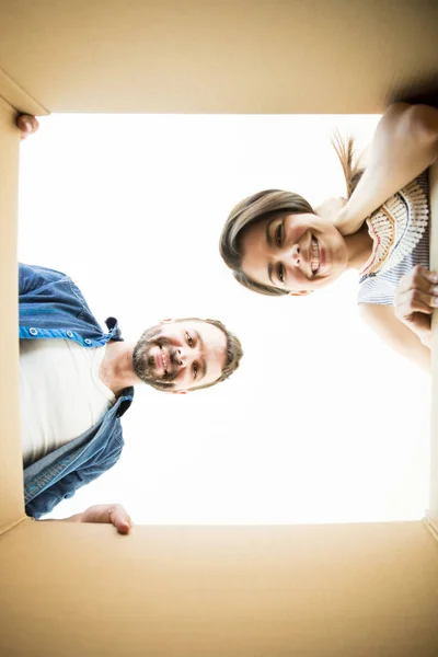 男と女の新しい家に移動ボックスを見ながら笑顔の肖像画のすぐ下 — ストック写真
