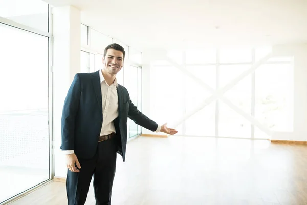 Portrait Smiling Broker Welcoming New Apartment — Stock Photo, Image