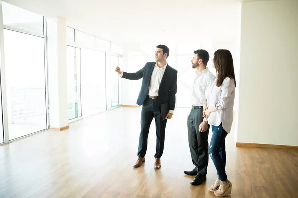 Onroerende Goederenagent Weergegeven Nieuw Appartement Midden Van Volwassen Man Vrouw — Stockfoto