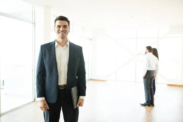 Confident Mid Adult Male Realtor Smiling Clients Background New Home — Stock Photo, Image