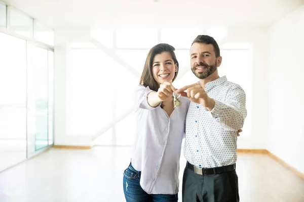 Amoroso Hombre Mujer Mostrando Nuevas Llaves Casa Habitación Vacía — Foto de Stock