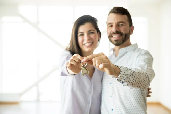 Portrait Smiling Owners Showing Keys New Apartment — Stock Photo, Image