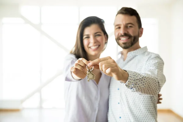 Portret Van Glimlachen Eigenaren Weergegeven Sleutels Van Hun Nieuwe Appartement — Stockfoto