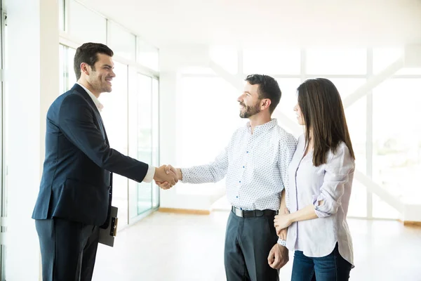 Mittlerer Erwachsener Makler Gratuliert Paar Zum Kauf Eines Neuen Hauses — Stockfoto