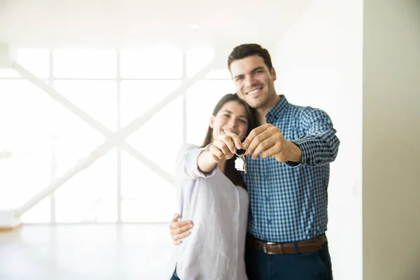 Uśmiechający Się Kochających Partnerów Wyświetlono Klucze Ich Nowy Dom — Zdjęcie stockowe
