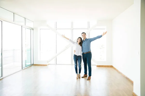 Glimlachend Mid Volwassen Paar Staande Uitgestrekte Armen Nieuw Appartement — Stockfoto