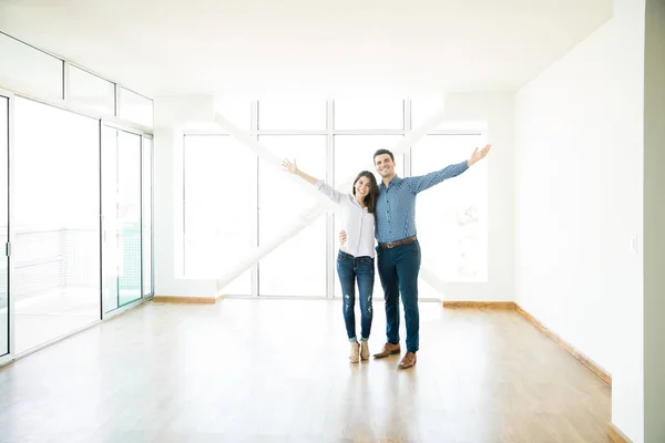 Sonriente Pareja Adulta Pie Brazos Extendidos Nuevo Apartamento —  Fotos de Stock