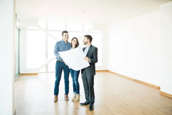 Casal Feliz Agente Imobiliário Discutindo Sobre Projeto Novo Apartamento Luxo — Fotografia de Stock