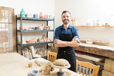 Seramik kurs portre erkek sahibi ayakta silah geçti