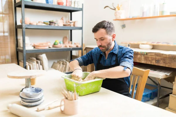 Mid Homme Adulte Mélange Argile Dans Récipient Atelier Poterie — Photo