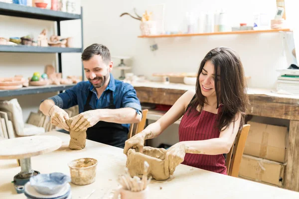 Lächelnde Erwachsene Männer Und Frauen Genießen Kunstwerke Töpferatelier — Stockfoto