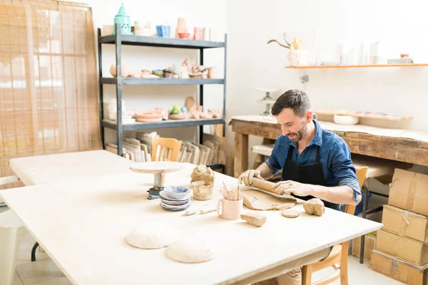 Argile Moulage Potier Mâle Adulte Moyen Avec Rouleau Pâtisserie Atelier — Photo