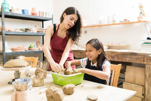 Nauczycielka Dziewczyna Dokonywanie Ceramiki Razem Warsztacie — Zdjęcie stockowe