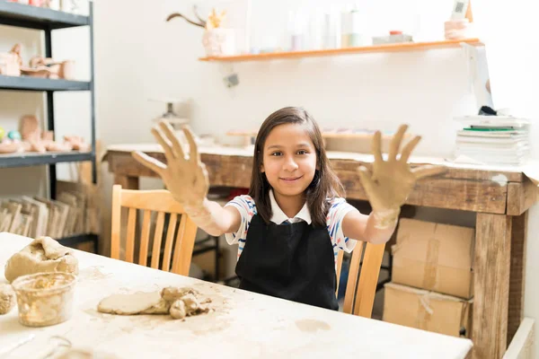 在课堂上学习陶器时表现出肮脏手掌的自信女孩的肖像 — 图库照片