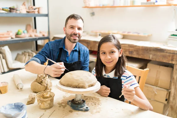 Portrait Professeur Poterie Étudiant Façonnant Produit Art Sur Roue Atelier — Photo