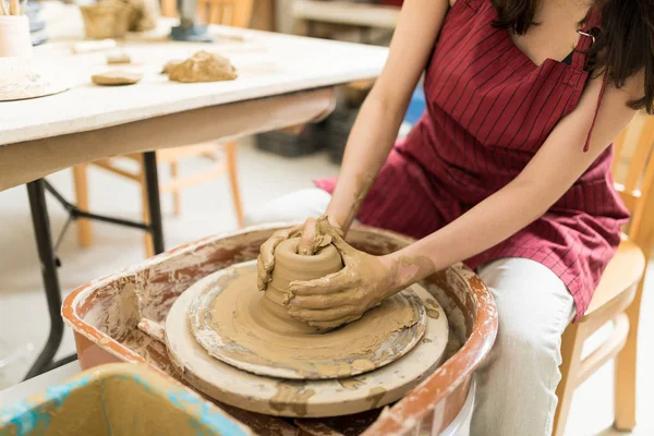 Primo Piano Mani Disordinate Che Fanno Contenitore Argilla Sulla Ruota — Foto Stock