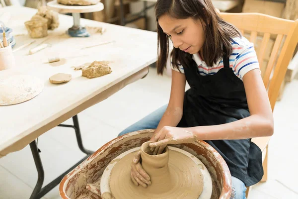 Carino Ruota Studente Femminile Gettando Mentre Seduto Classe Ceramica — Foto Stock