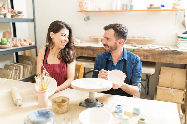 Lächelndes Erwachsenes Paar Hat Spaß Beim Töpfern Werkstatt — Stockfoto
