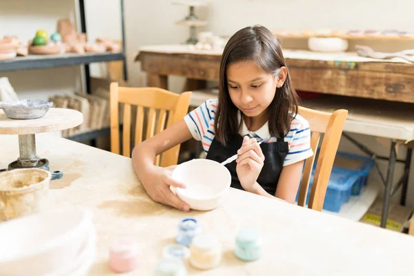 陶器学生絵画ワーク ショップのテーブルでブラシ丼 — ストック写真