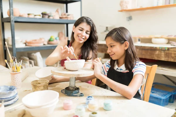 Učitelek Pomoc Dívka Rozpoutat Svou Kreativitu Malování Keramiky Třídě — Stock fotografie
