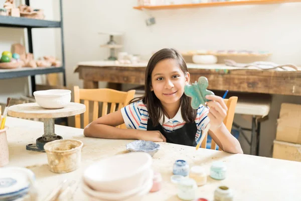 Retrato Chica Hábil Mostrando Mariposa Arcilla Pintada Por Ella Clase — Foto de Stock