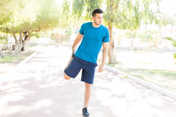 Toute Longueur Jeune Homme Étirant Jambe Avant Entraînement Remise Forme — Photo