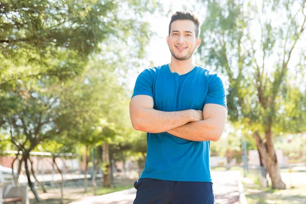 Porträtt Leende Ung Idrottare Står Med Händerna Knäppta Park — Stockfoto