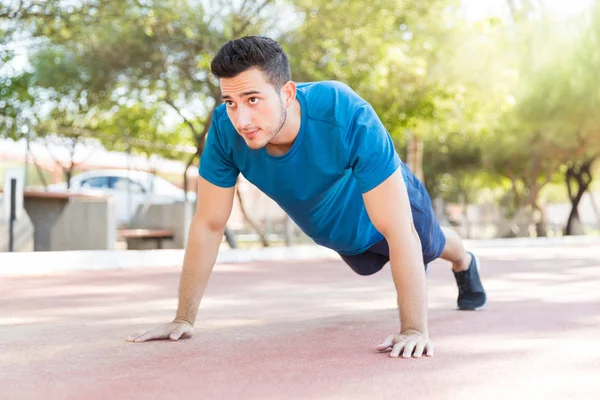 Determined Male Runner Warming Doing Some Push Ups Park — Stock Photo, Image