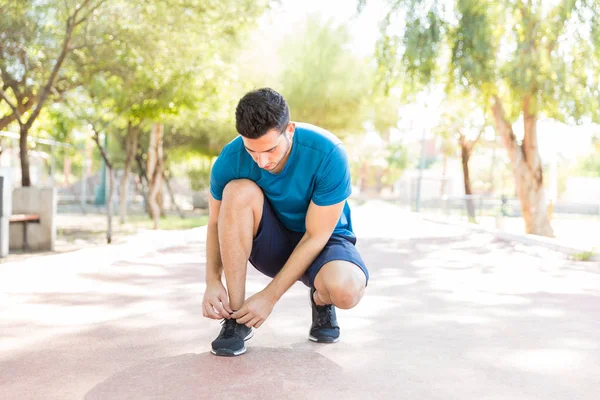 Спортивный Молодой Человек Завязывает Шнурки Перед Пробежкой Летнем Парке — стоковое фото