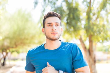 Spor Park'ta çalışan doğru erkek koşucu gösteren özveri adanmış