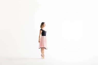 Genç kadının onun bale pratik tam uzunlukta beyaz arka plan üzerinde hareket eder.