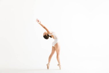Genç balerin geri pointe beyaz arka plan üzerinde kaldırdı kollu bükme tam uzunlukta yan görünüm