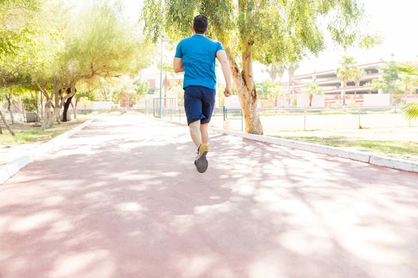 男子运动员在公园跑道上短跑的全长 — 图库照片