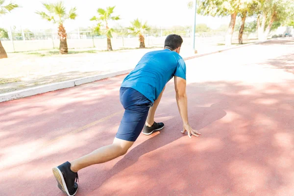 Tam Uzunlukta Genç Sprinterlerin Başlangıç Çizgisine Park Çömelme Spor Giyim — Stok fotoğraf