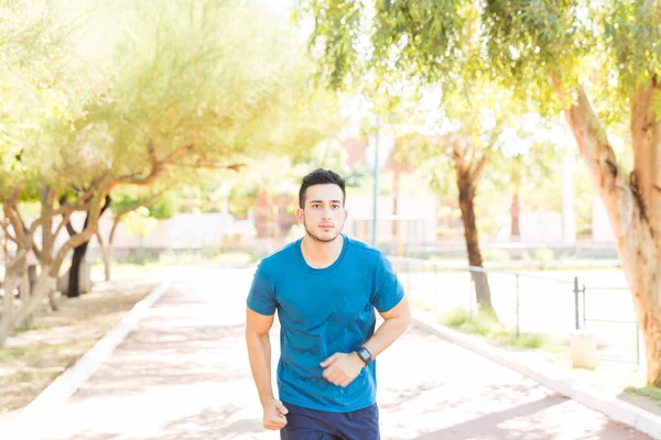 Energický Muž Běžec Sportovní Oblečení Cvičení Maraton Parku — Stock fotografie