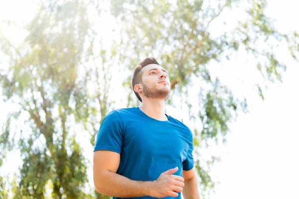 Low Angle View Focused Runner Practicing Running Park Sunny Day — Stock Photo, Image