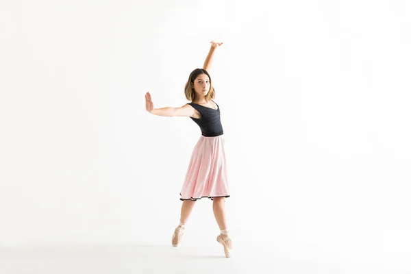 Повна Довжина Впевненої Молодої Балерини Танцює Витончено Білому Тлі — стокове фото