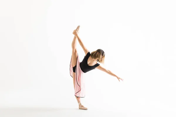 Longitud Completa Joven Bailarina Ballet Haciendo Pie Dividida Sobre Fondo — Foto de Stock