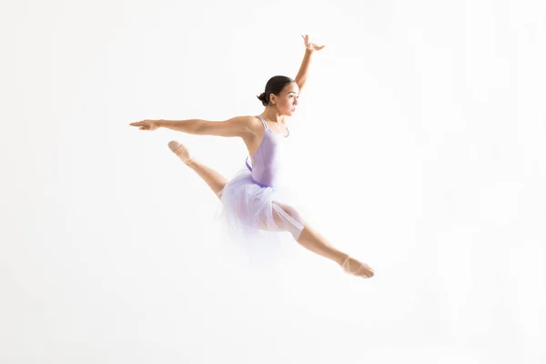 Joven Bailarina Tutú Haciendo Splits Aire Contra Fondo Blanco — Foto de Stock