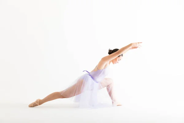 Вид Збоку Репетицію Молодої Балерини Піднятими Руками Ногами Білому Тлі — стокове фото