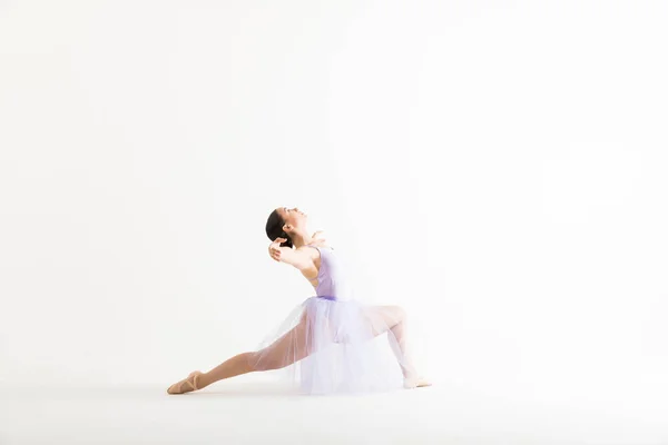 Mujer Joven Tutú Realizando Una Rutina Baile Sobre Fondo Blanco — Foto de Stock